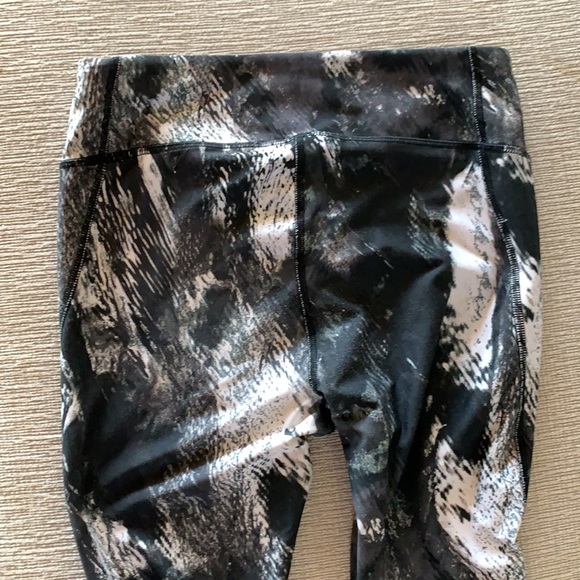 Under Armor Compression leggings size M! - Picture 3 of 4